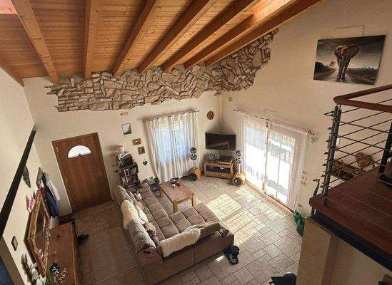 Blick von der Galerie auf den Wohnbereich