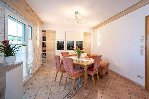 Essen mit Zugang zur Terrasse 