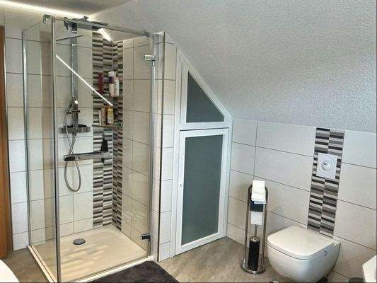 Bad mit Dusche und Wanne DG