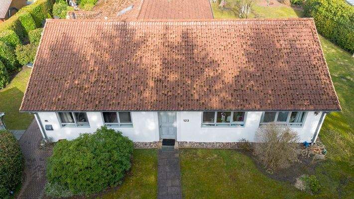 Straßenseite mit Nebeneingang