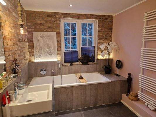 großzügiges Bad im 1. OG