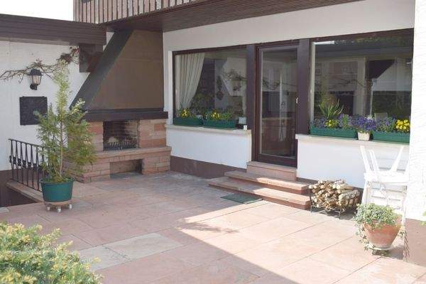 Terrasse mit Aussenkamin