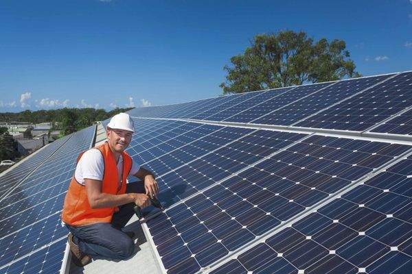 PV-Anlagen auf den Hallendächern