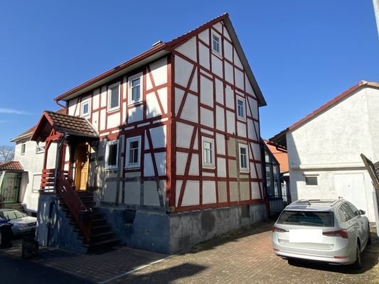 Eingangsseite, Stellplatz und Nebengebäude