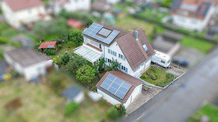 Hausansicht mit Doppelgarage