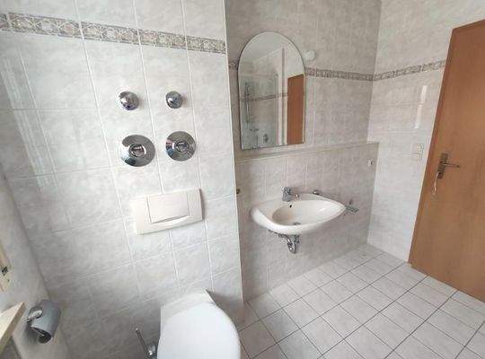 Bad mit Badewanne und Dusche Bild 4