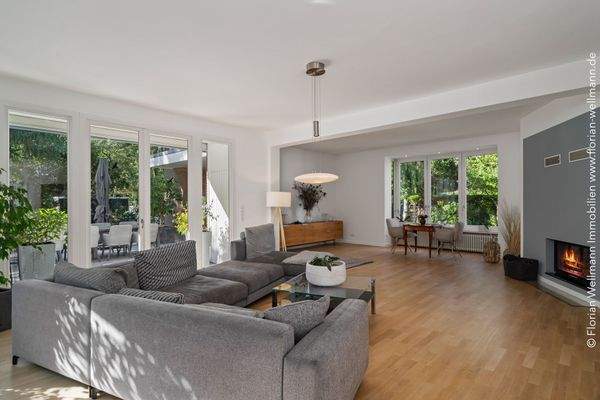 Ein Kamin spendet Wärme und Behaglichkeit.