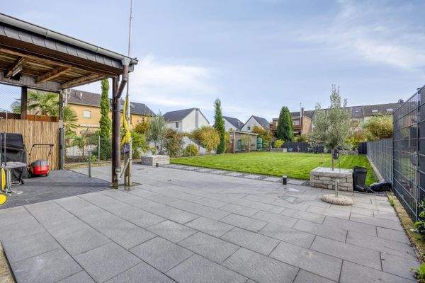 Terrasse mit riesigem Garten