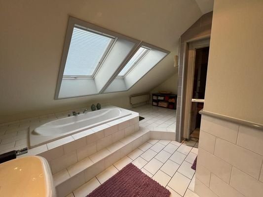 Bad DG mit Dusche, Wanne und Sauna
