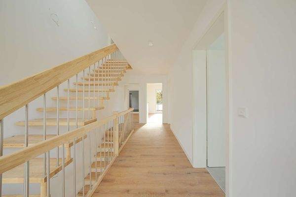 Flur | Treppenaufgang ins Dachgeschoss 