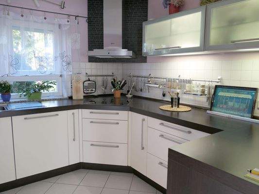 Küche mit Einbauküche