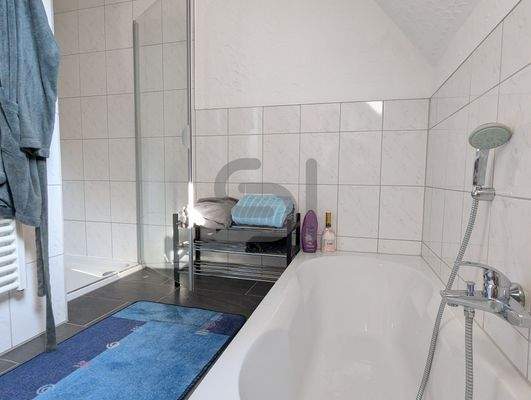 Badewanne und Dusche OG