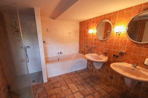 ... Badewanne und Einlaufdusche