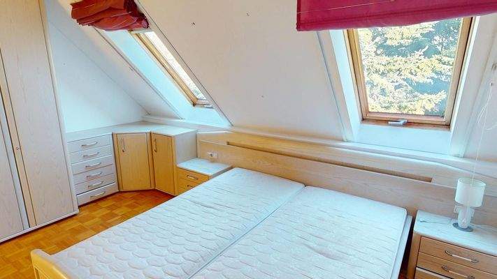 Charmante 3-Zimmer-Dachgeschosswohnung mit Terrasse, Aussicht & Garage – Silandro mansarda con terrazza e garage – attic apartment with terrace, view & garage in central location.