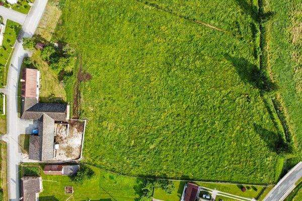 Gebäude mit angrenzendem Bauland