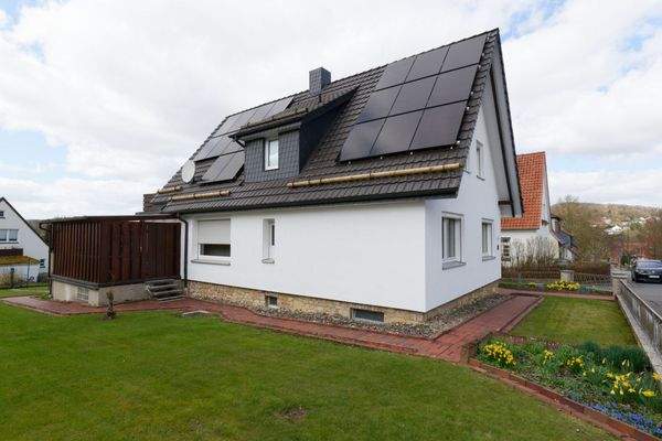 Garten seitlich mit Terrasse des EG