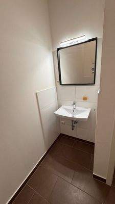 Kleines Badezimmer mit Spiegel