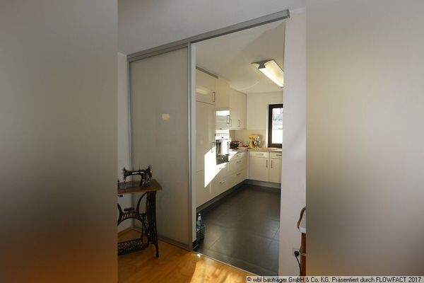 Eingang Küche mit praktischer Schiebetüre
