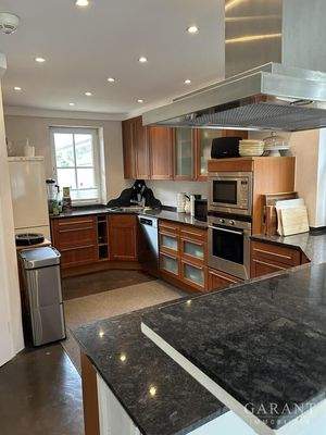 Küche mit Granitarbeitsplatten