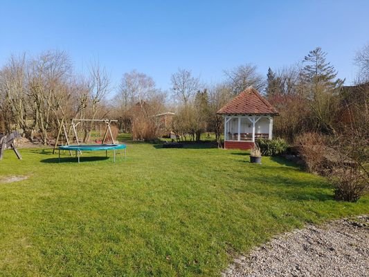 Garten mit Pavillon
