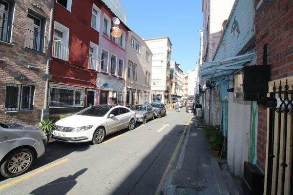 Renovated Building 600 Meters from the Sea in Fatih