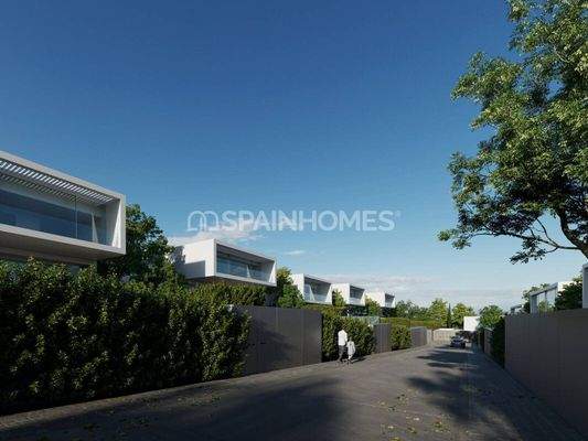 Detached Villas Near Golf Courses in Estepona