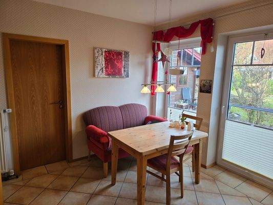 Gemütlich frühstücken mit Blick in den Garten