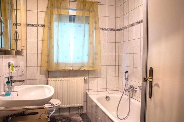 Bad mit Wanne und Dusche