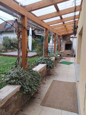  Gartenterrasse mit  Grillofen