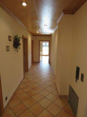 gefliester Flur im OG 