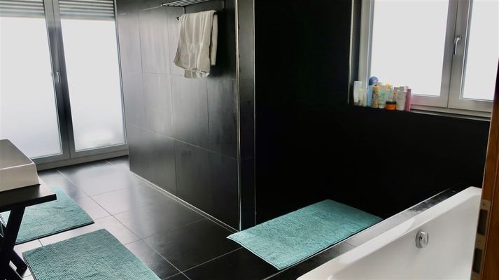 große, begehbare Dusche 1. OG