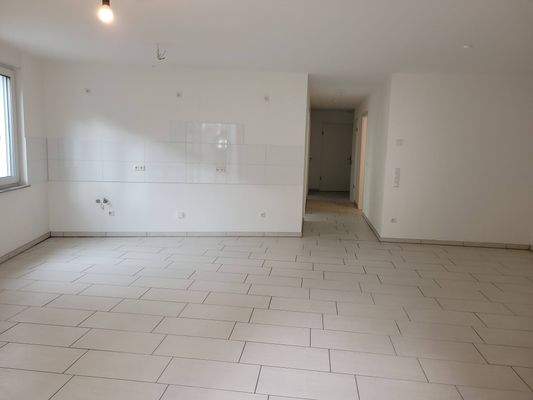 Wohnzimmer mit offener Küche