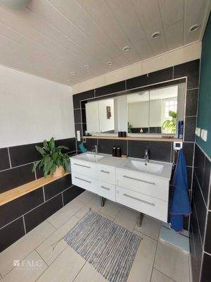 Bad mit zwei Waschbecken