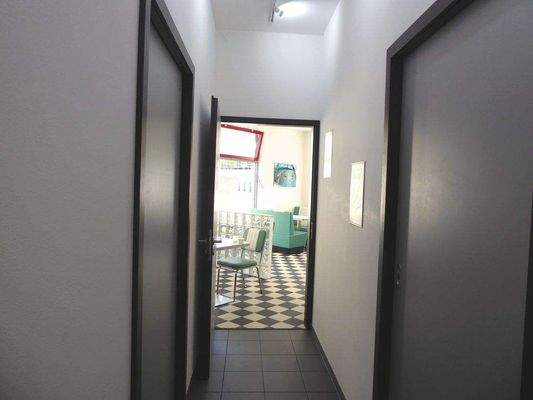 Blick vom Flur ins Lokal