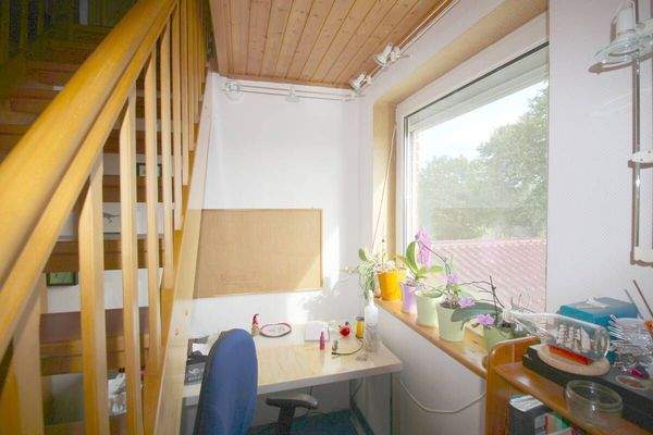 Büroecke hinter Aufgang zum beheizbaren Spitzboden