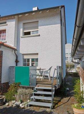 Praktische Außentreppe mit überdachter Terrasse - idealer Zugang zum Wohnbereich