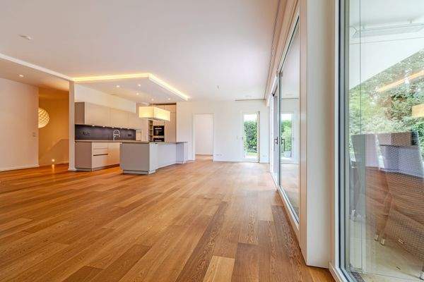 lichtdurchfluteter Wohnbereich