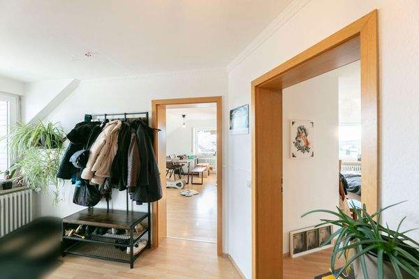 Flur, Essen mit Blick ins Wohn- und Schlafzimmer || DG