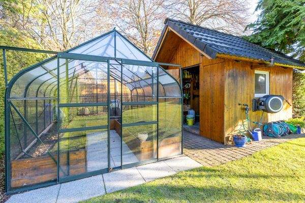 Schuppen und Gewächshaus