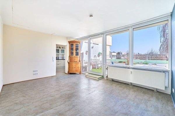 Wohnraum mit Zugang zur großen Terrasse