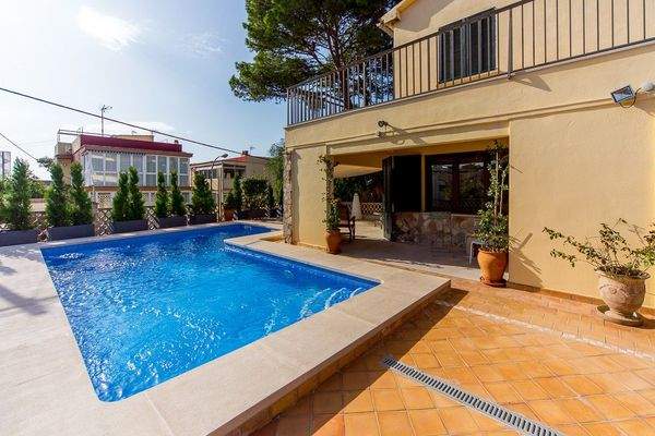 Swimmingpool ist von einer  Terrasse umgeben