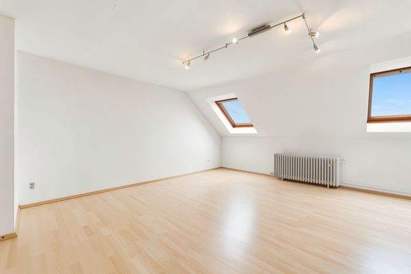 Dachgeschoss (aufgeräumt mit KI)