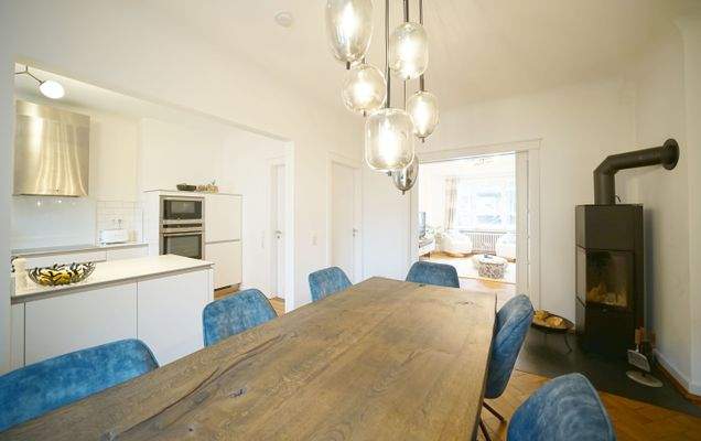 Essbereich mit Küche und Wohnzimmer 