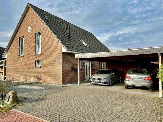 Vordere Hausansicht mit Doppelcarport