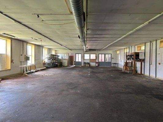 Produktionsfläche mit Heizungsrohre an der Decke