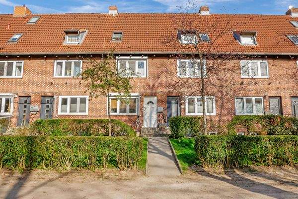 Grünstreifen vor Häusern