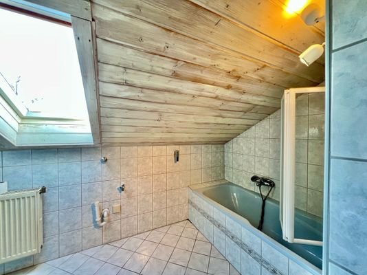 Tageslichtbad mit Wanne