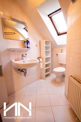 Tageslichtbad mit Dusche im DG.