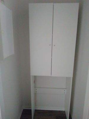 Weißer Hochschrank