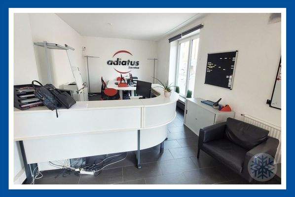 Empfangsbereich mit Arbeitsplätzen